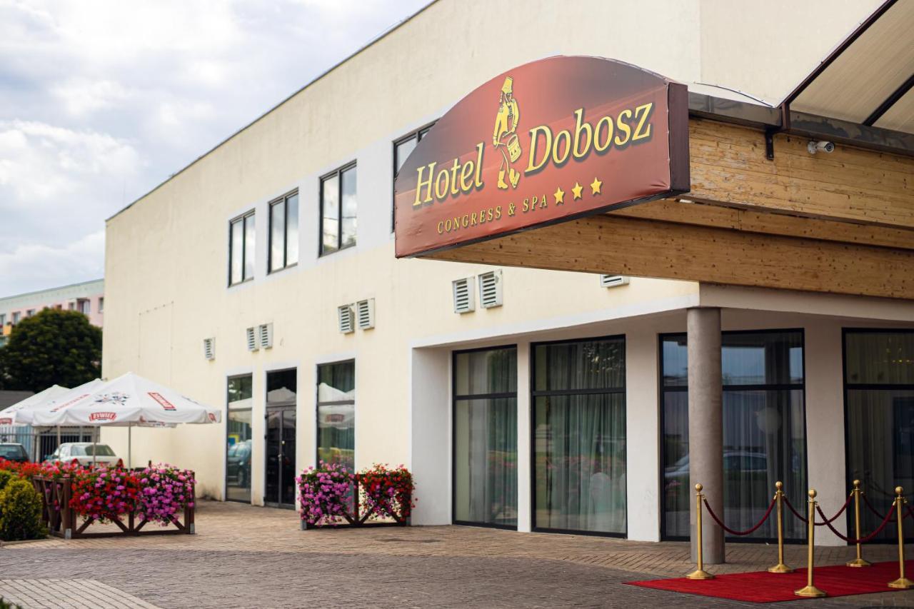 Hotel Dobosz โพลิเซ ภายนอก รูปภาพ