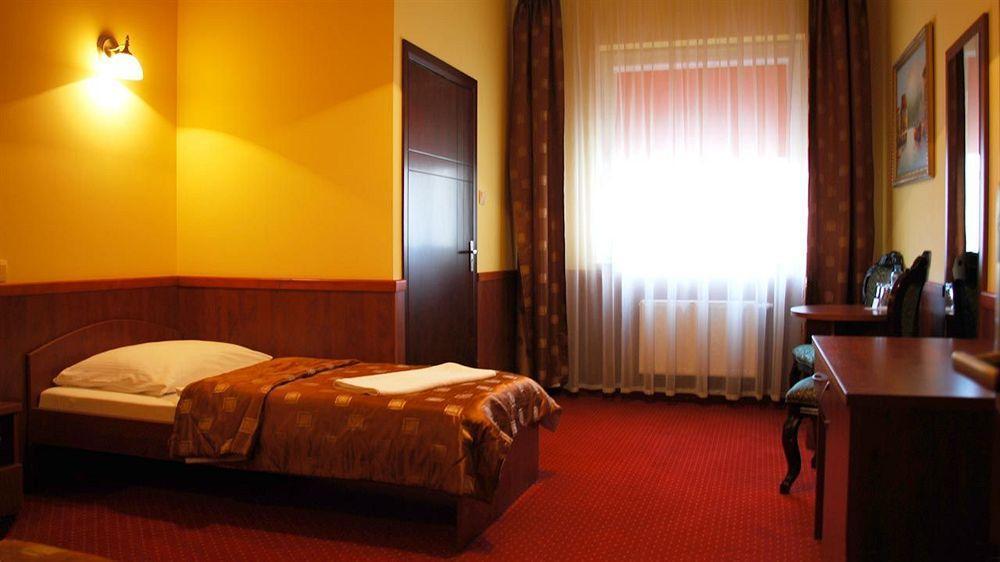 Hotel Dobosz โพลิเซ ภายนอก รูปภาพ