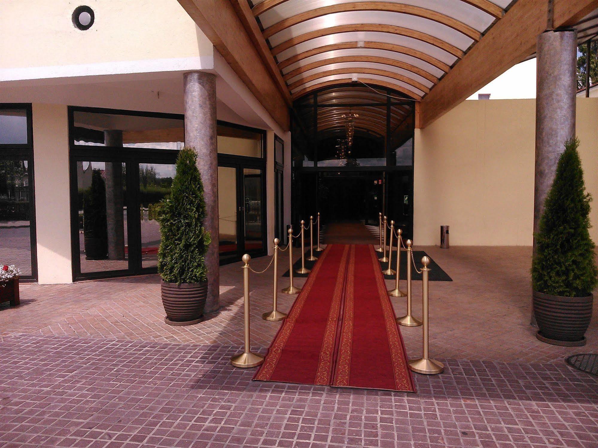 Hotel Dobosz โพลิเซ ภายนอก รูปภาพ