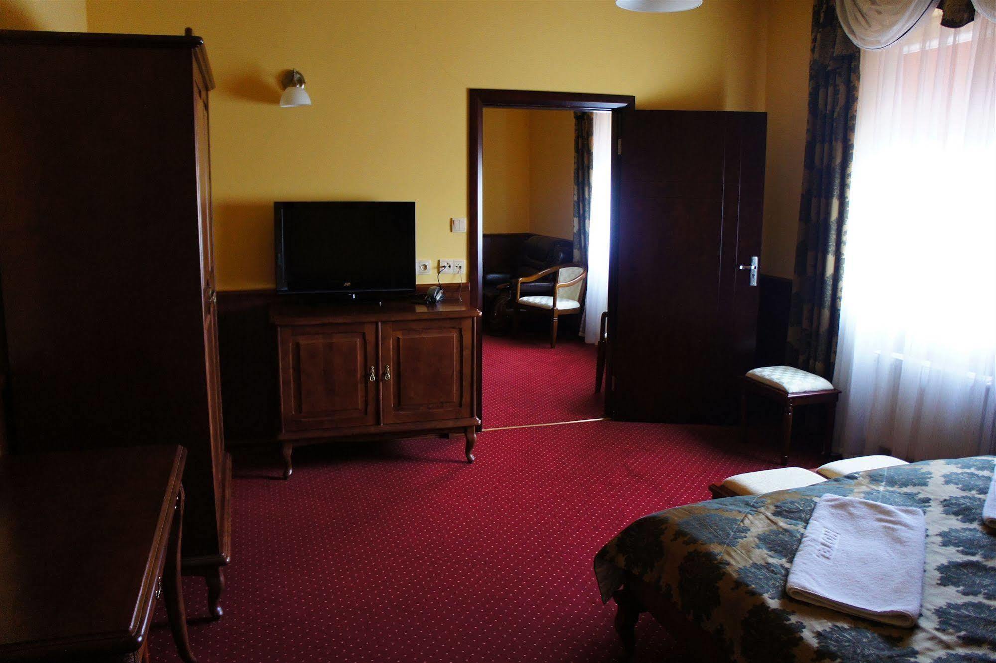 Hotel Dobosz โพลิเซ ภายนอก รูปภาพ