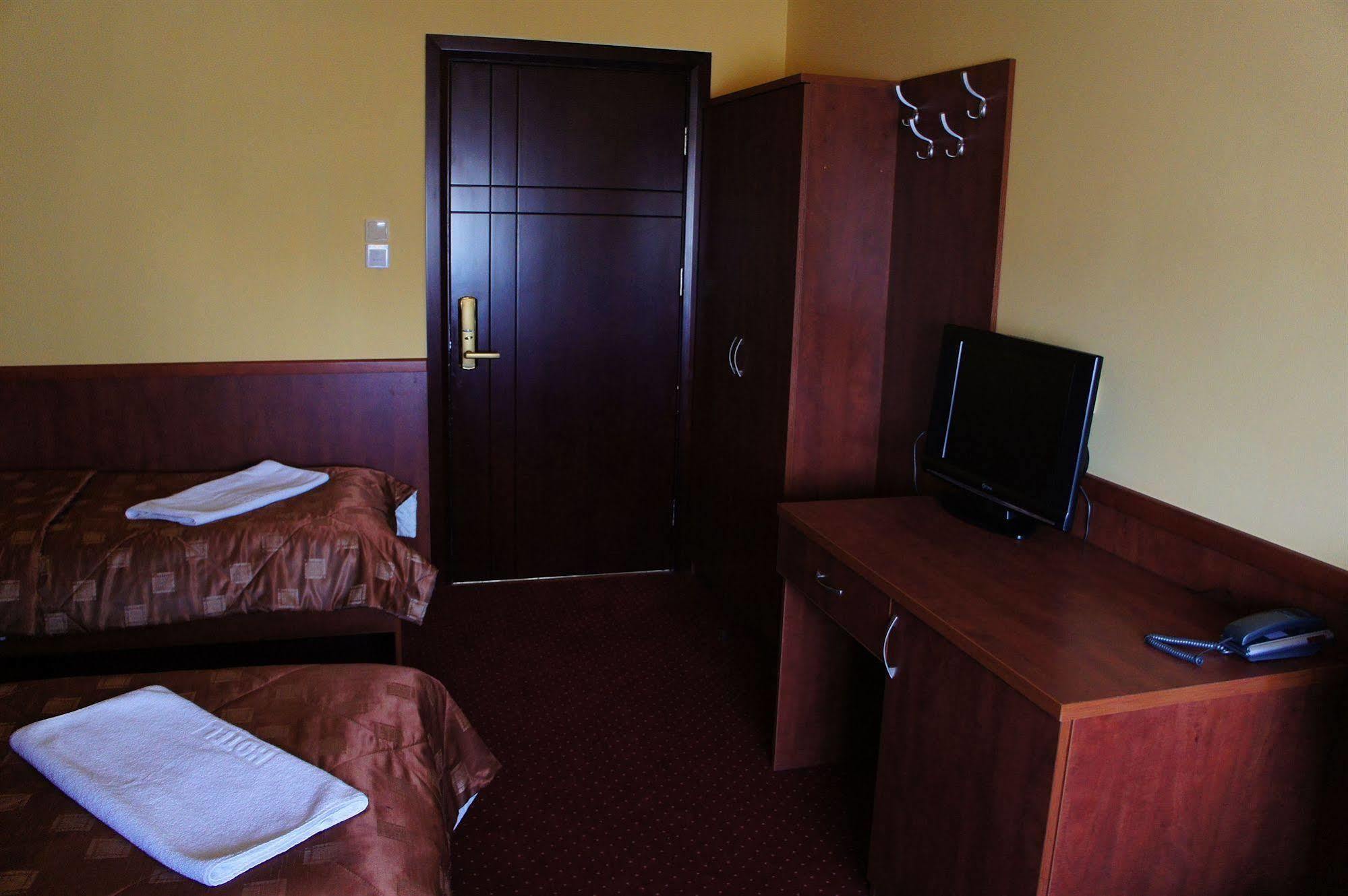 Hotel Dobosz โพลิเซ ภายนอก รูปภาพ