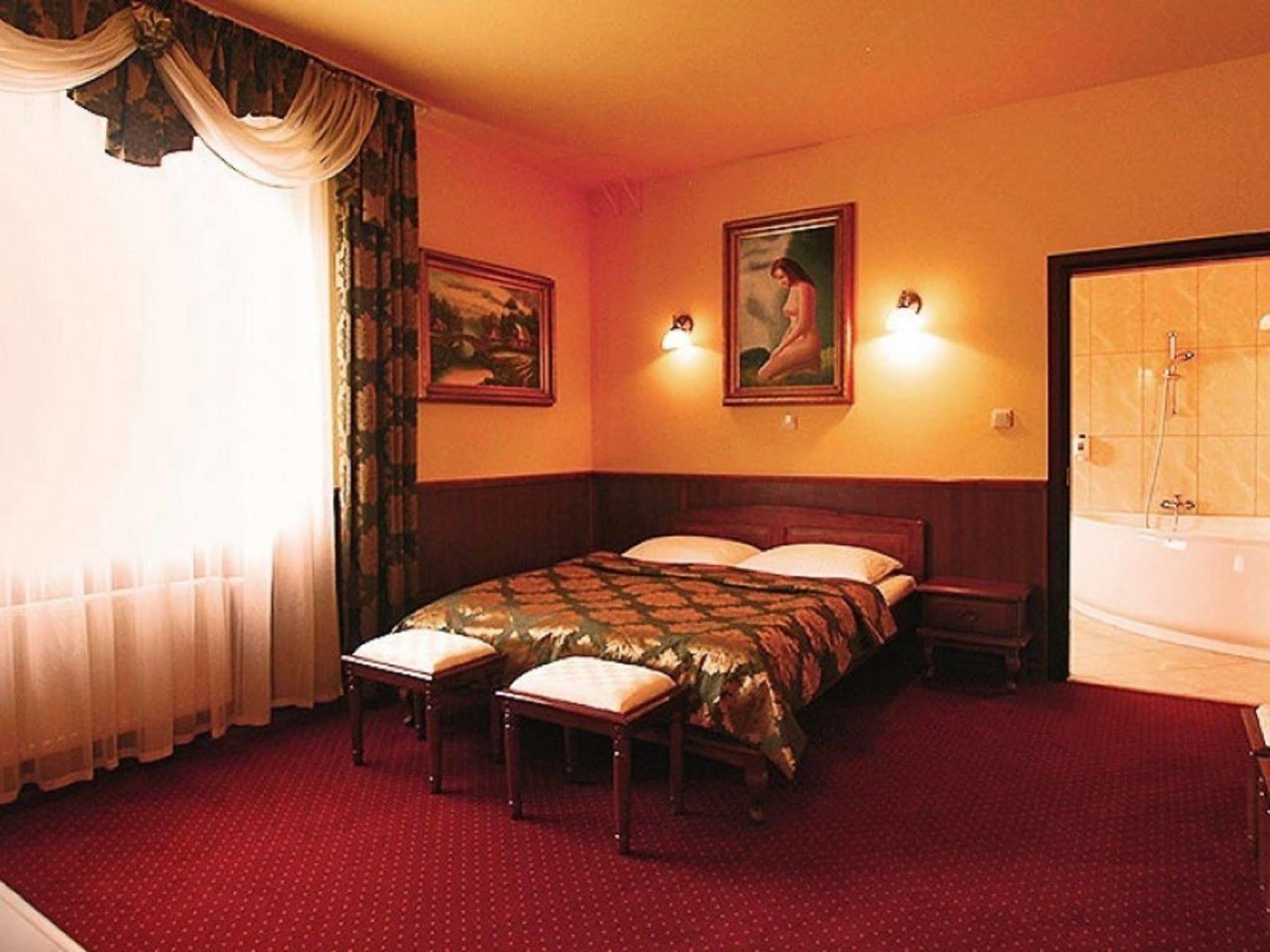 Hotel Dobosz โพลิเซ ภายนอก รูปภาพ