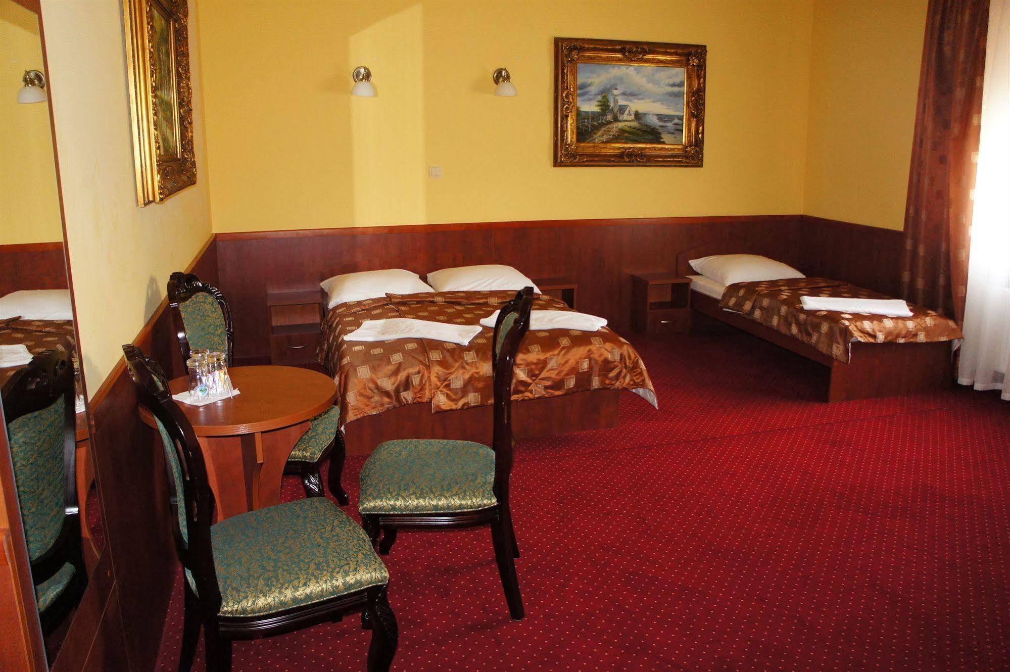 Hotel Dobosz โพลิเซ ภายนอก รูปภาพ