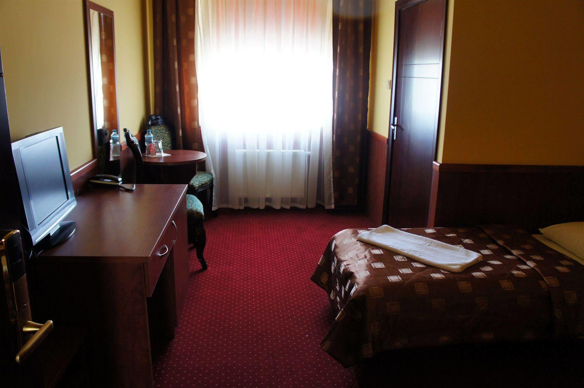 Hotel Dobosz โพลิเซ ภายนอก รูปภาพ